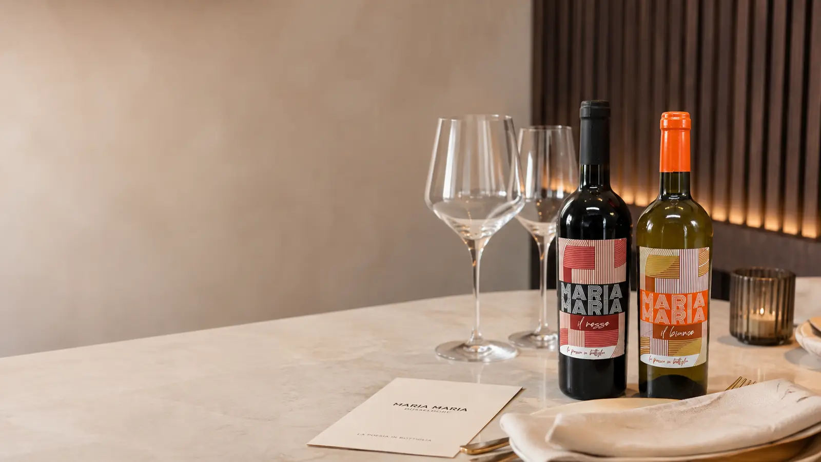 Maria Maria Il Rosso a Il Bianco v lahvích 375 ml na prostřeném stole.