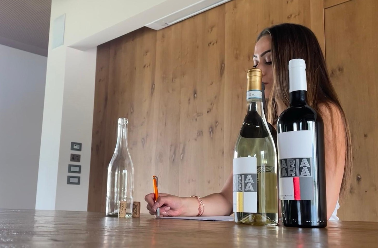Tavola serale apparecchiata con un rosso Maria Maria al crepuscolo